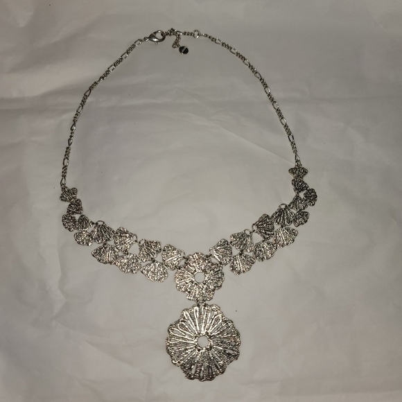 Stella & Dot Silver Geneve Floral Lace Pendant Necklace 18" - Picture 2 of 6